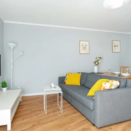 Bright Robocza In Wilda With Parking By Renters Poznan